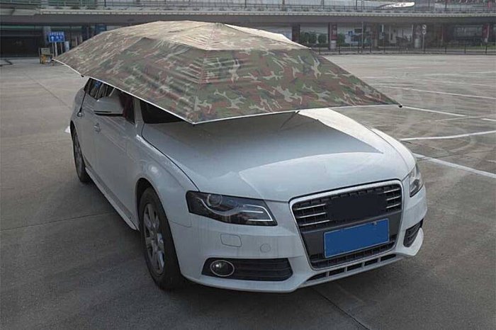 Автомобил под чадорот